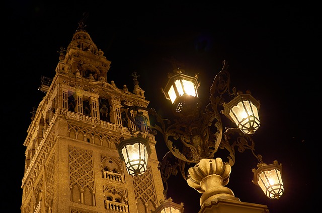 reservar online tours guiados nocturnos por el barrio de Santa Cruz en Sevilla